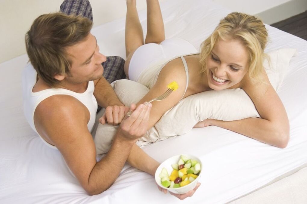 여자와 남자는 효능을 위해 샐러드를 먹는다