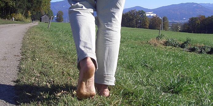 효능을 높이기 위해 맨발로 걷기